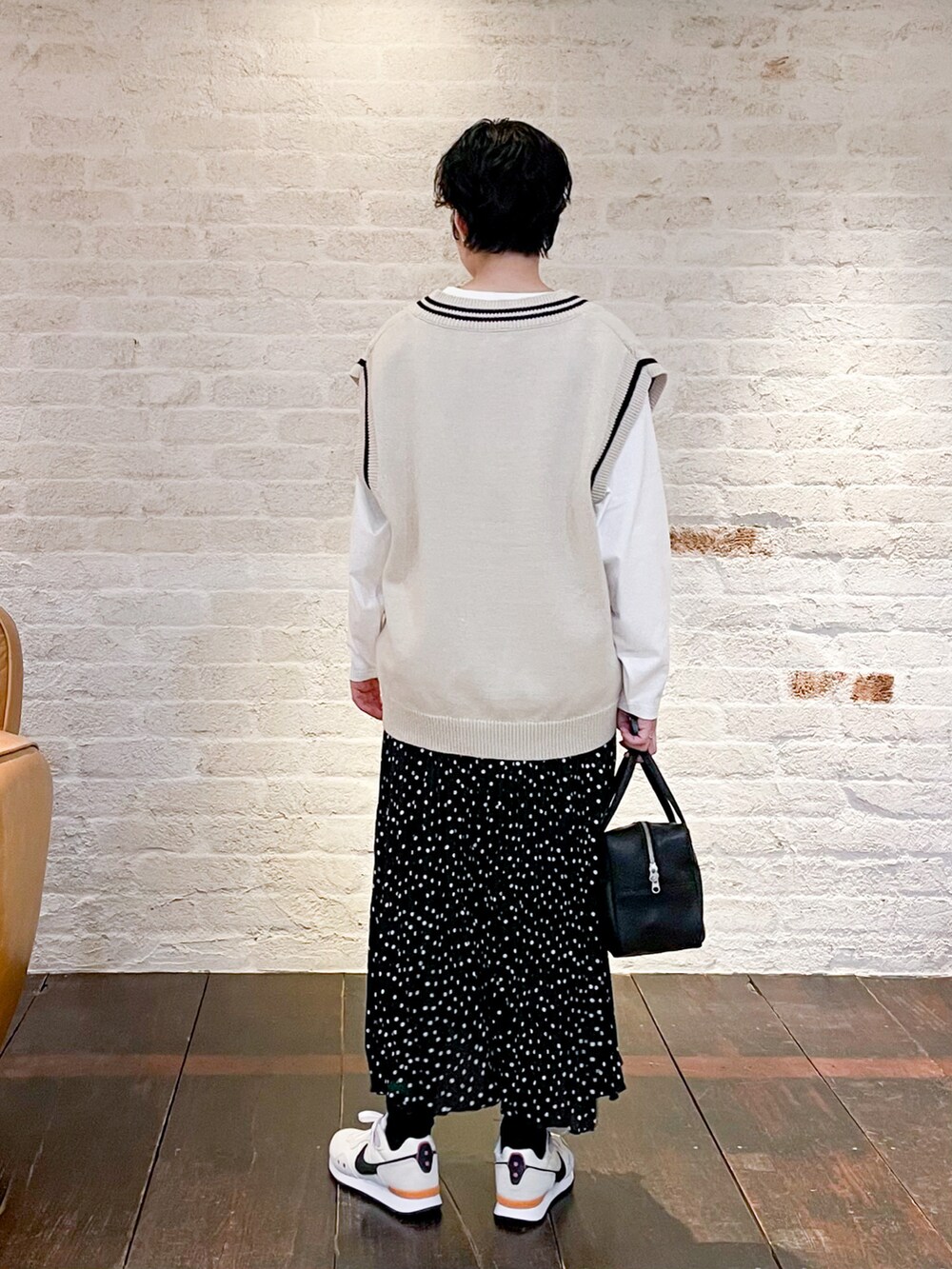 その他のその他、ホワイト系のその他、グレー系のその他を着用したレディースの冬コーディネートの3枚目の写真