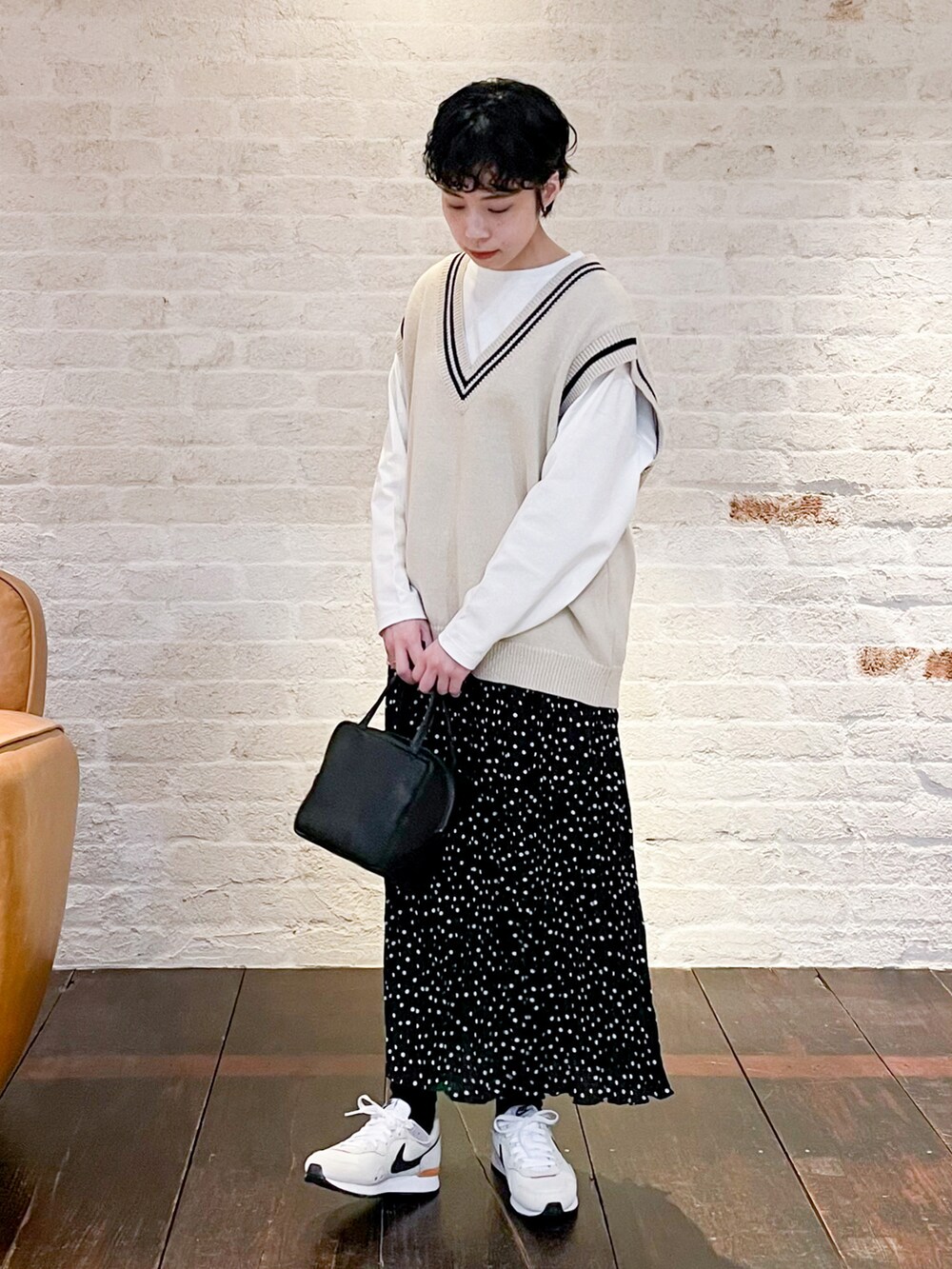 その他のその他、ホワイト系のその他、グレー系のその他を着用したレディースの冬コーディネートの2枚目の写真