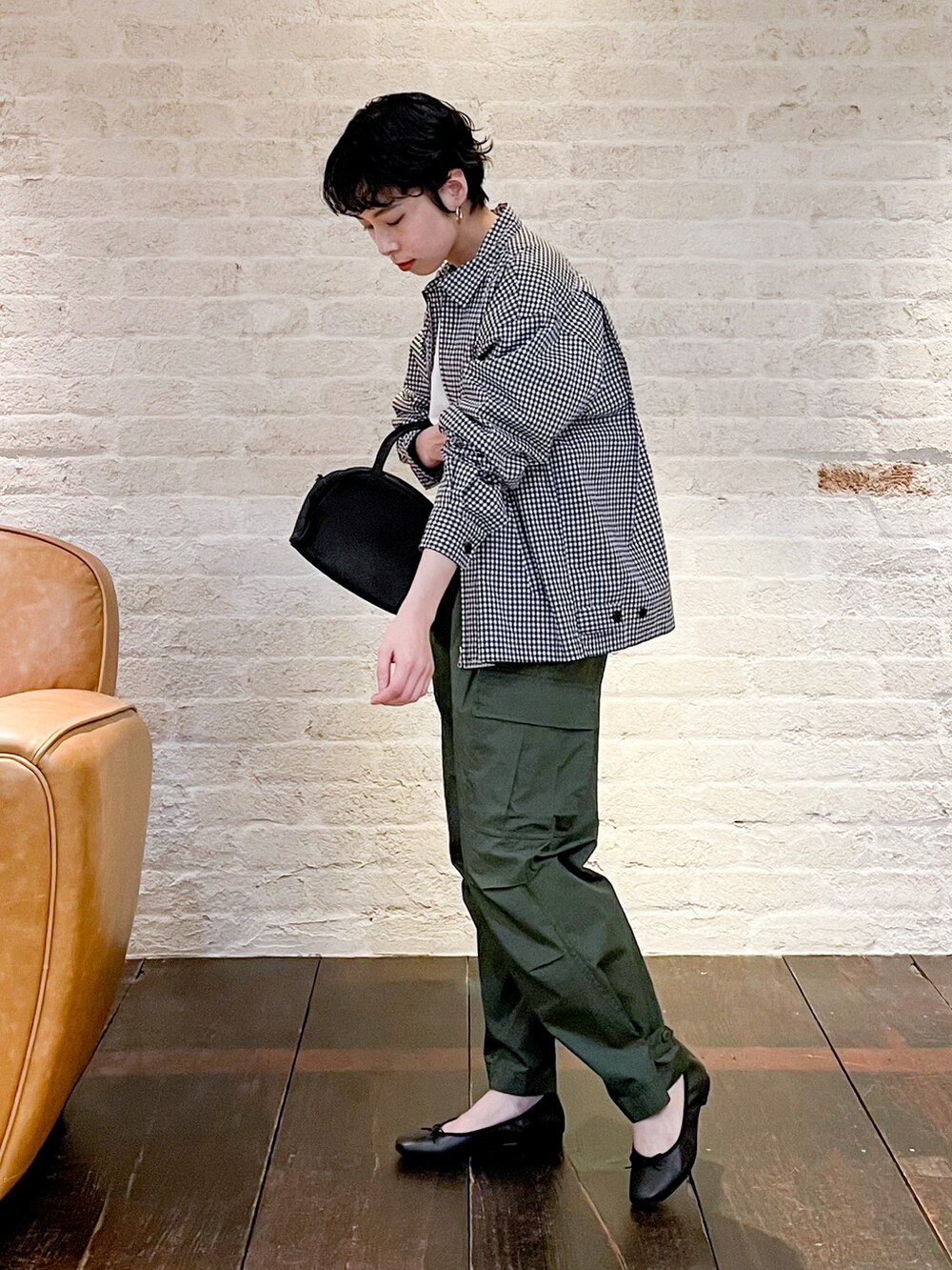 ブラック系のその他、グリーン系のその他、ホワイト系のその他を着用したレディースの冬コーディネートの3枚目の写真