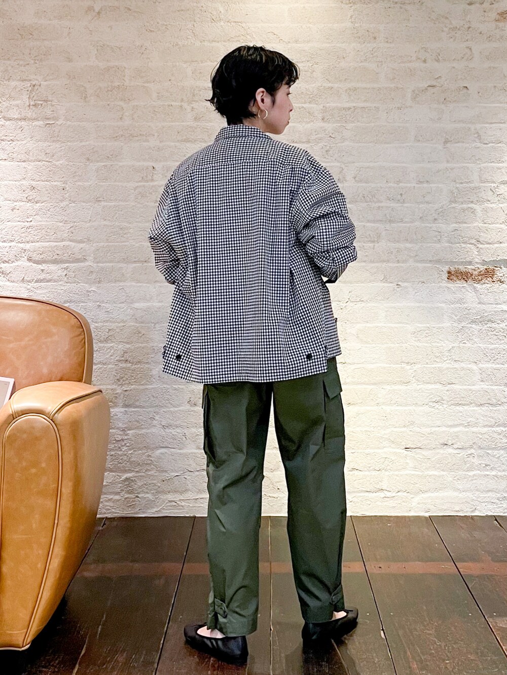 ブラック系のその他、グリーン系のその他、ホワイト系のその他を着用したレディースの冬コーディネートの2枚目の写真