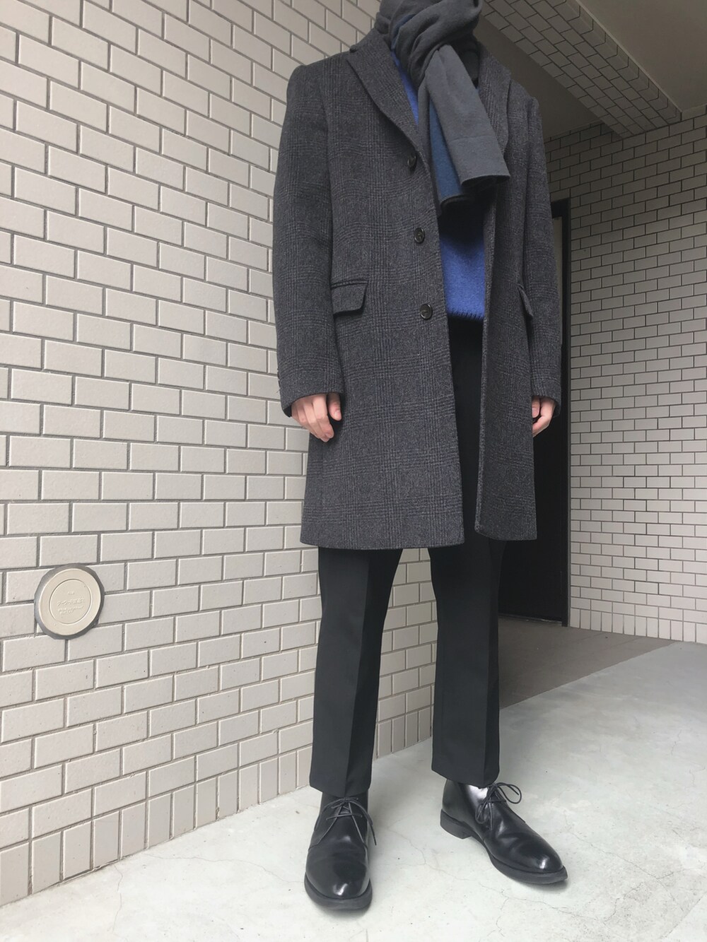 ブラック系のストール/ショールを着用したメンズの冬コーディネートの2枚目の写真