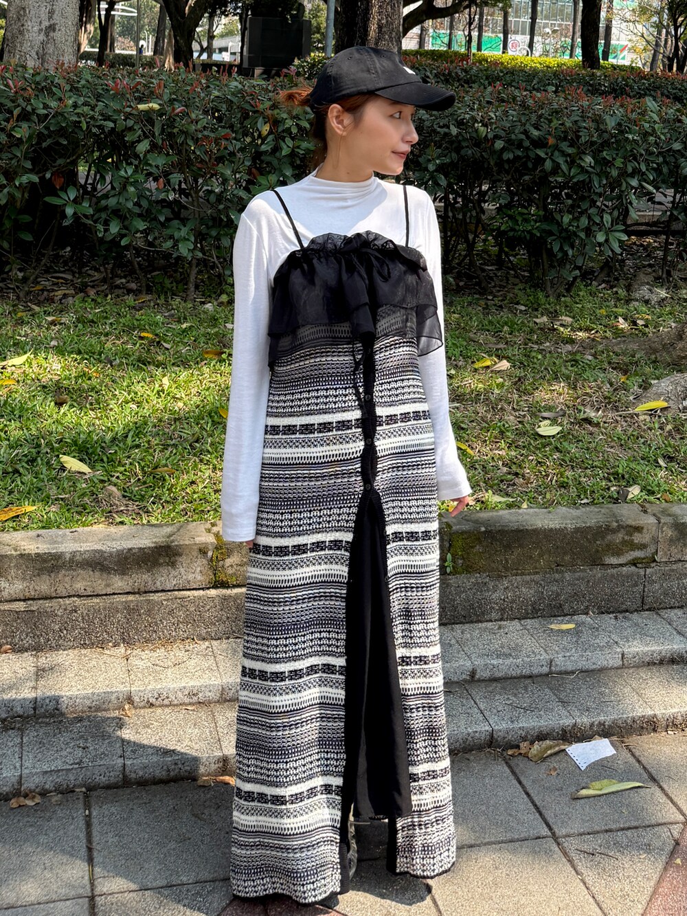 ベージュ系のワンピースを着用したレディースの春コーディネートの2枚目の写真