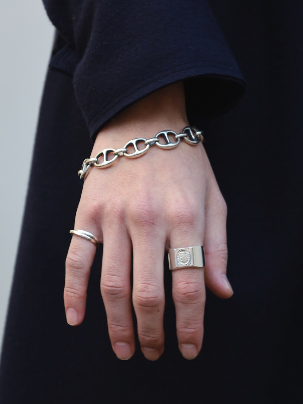 ブルー系のデニムパンツ、ブラック系のドレスシューズ、ブルー系のステンカラーコートを着用したメンズの冬コーディネートの2枚目の写真