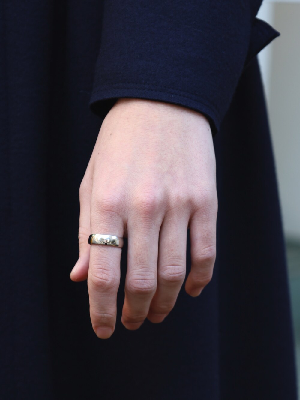 ブルー系のデニムパンツ、ブラック系のドレスシューズ、ブルー系のステンカラーコートを着用したメンズの冬コーディネートの3枚目の写真