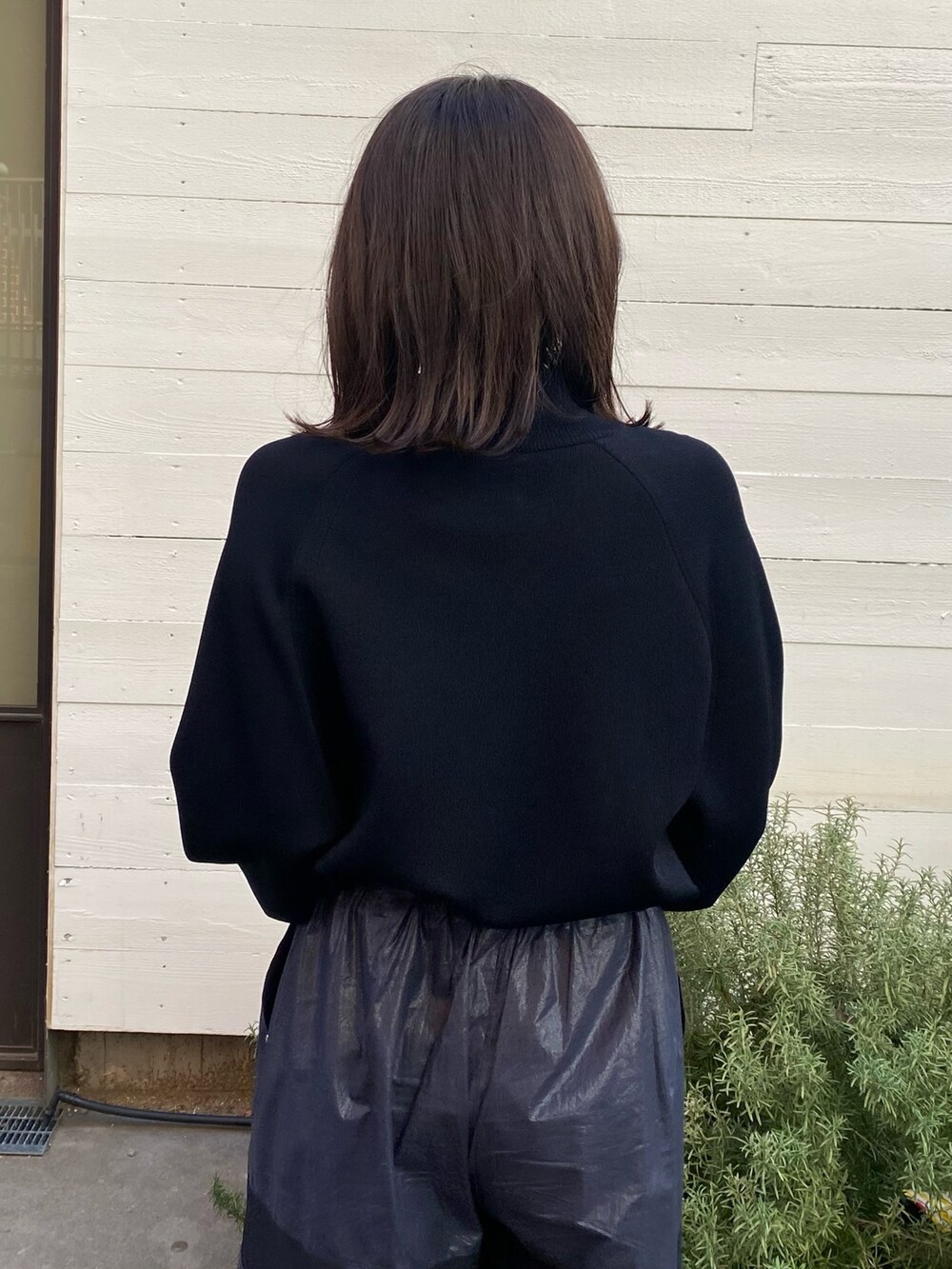 ブラック系のニット/セーター、ブルー系のその他パンツを着用したレディースの冬コーディネートの7枚目の写真