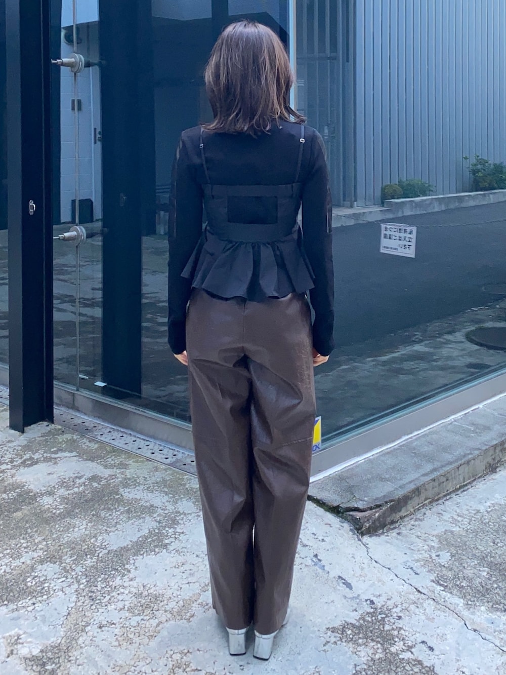 ブラック系のその他トップス、ブラウン系のその他パンツ、ブラック系のニット/セーターを着用したレディースの冬コーディネートの3枚目の写真