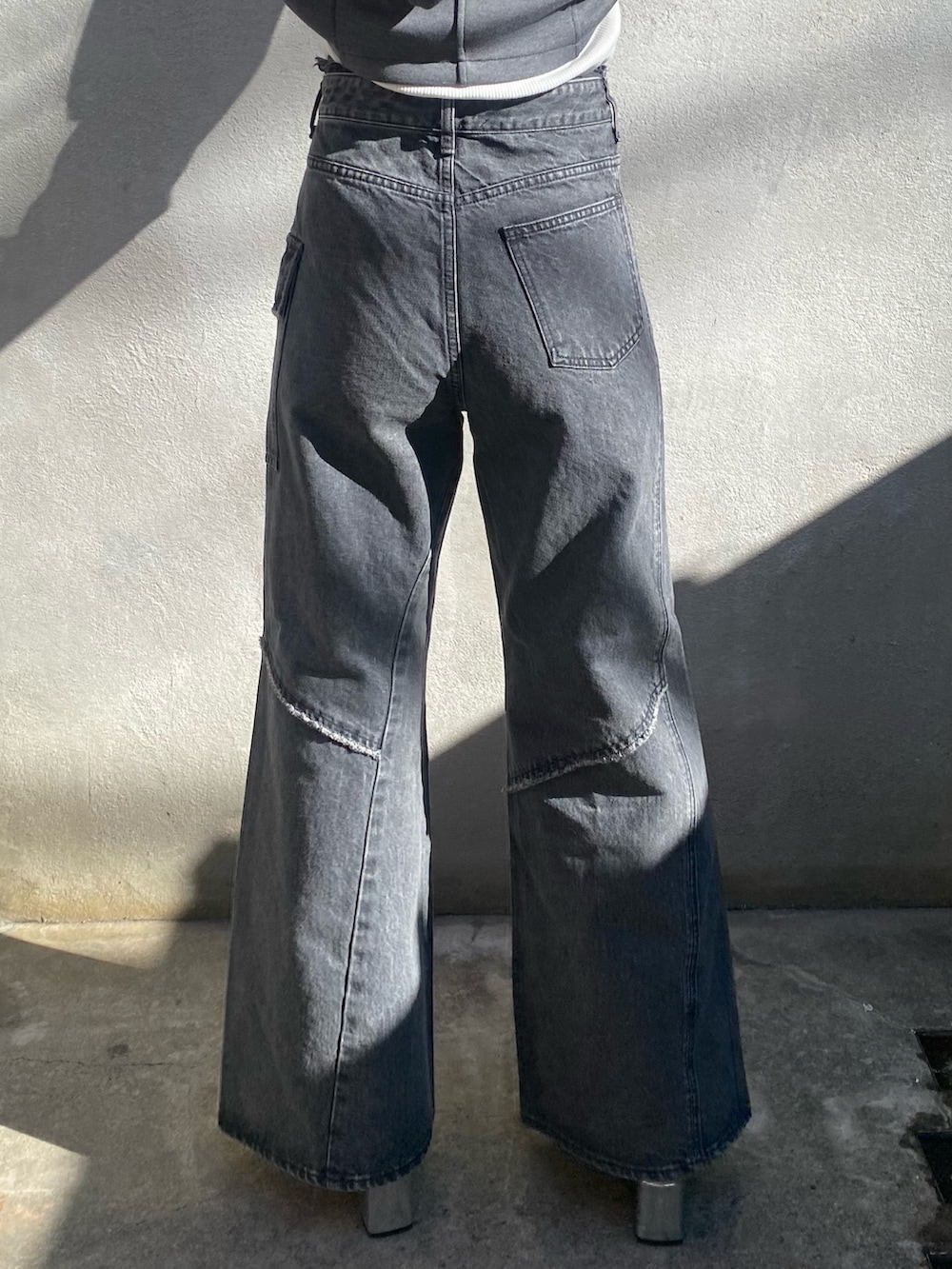 ホワイト系のTシャツ/カットソー、グレー系のパーカー、ブラック系のデニムパンツを着用したレディースの冬コーディネートの7枚目の写真