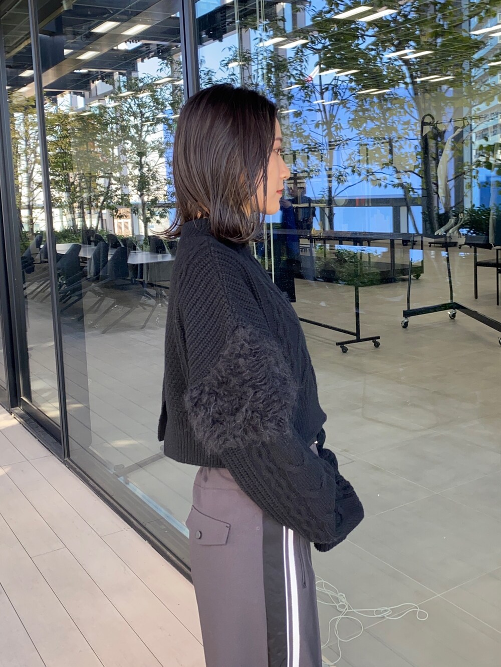 グレー系のその他パンツ、シルバー系のブーツを着用したレディースの冬コーディネートの6枚目の写真