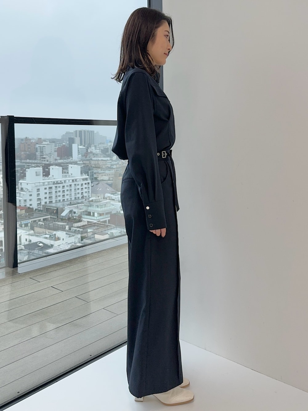 ブルー系のスラックス、ブルー系のシャツ/ブラウスを着用したレディースの冬コーディネートの2枚目の写真