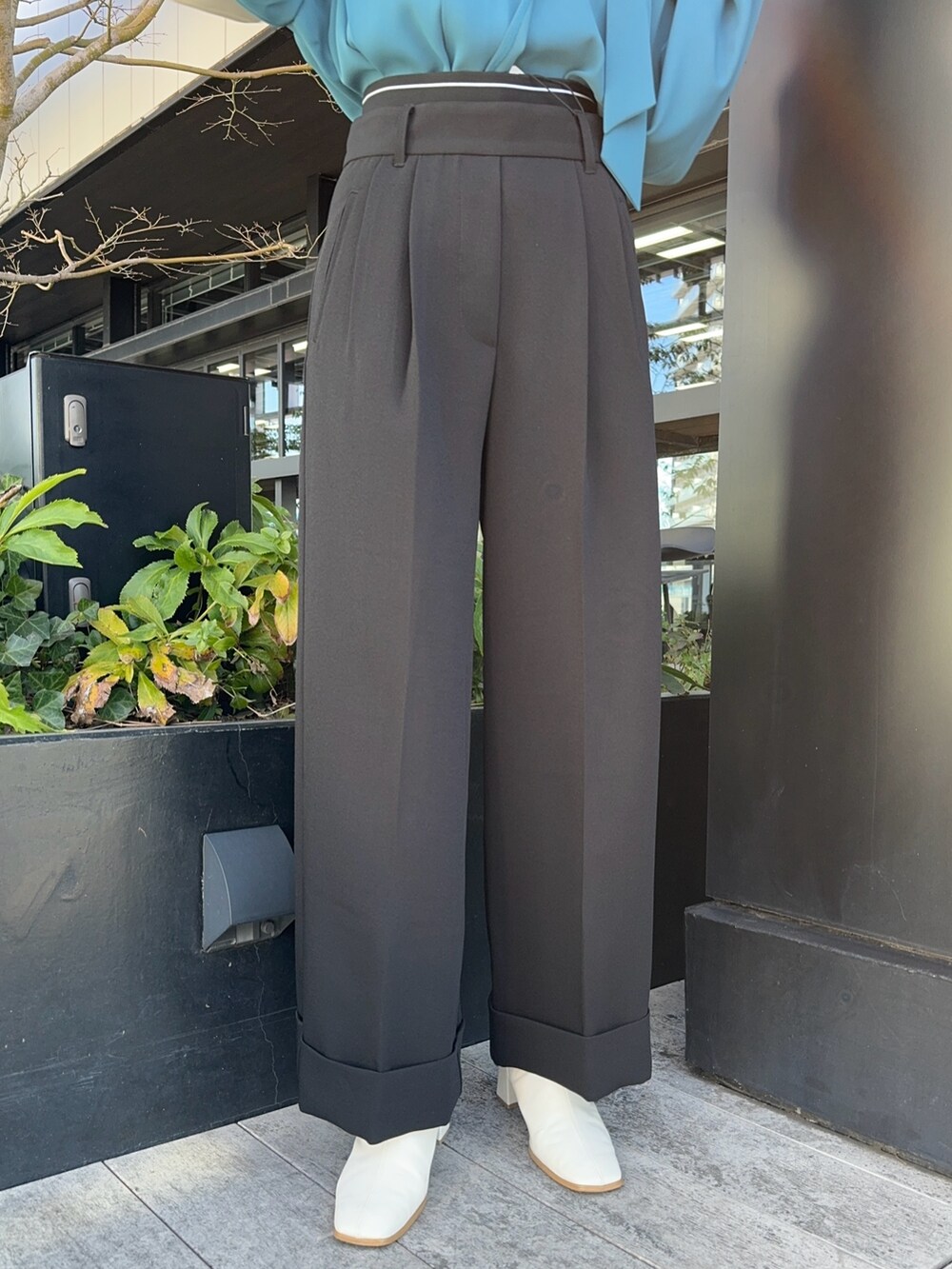 ブラック系のその他パンツ、ホワイト系のショルダーバッグを着用したレディースの冬コーディネートの4枚目の写真