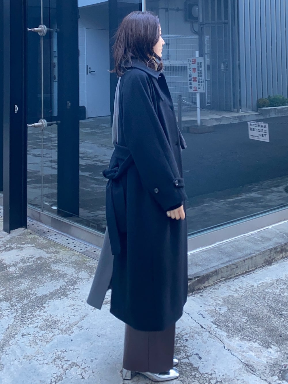 その他のステンカラーコートを着用したレディースの冬コーディネートの2枚目の写真