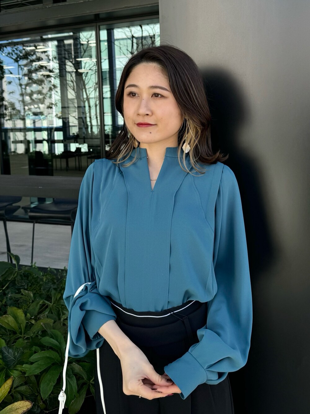 ブラック系のその他パンツ、ホワイト系のショルダーバッグを着用したレディースの冬コーディネートの6枚目の写真