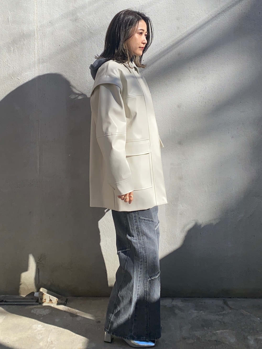 ホワイト系のブルゾン、ホワイト系のTシャツ/カットソー、グレー系のパーカーを着用したレディースの冬コーディネートの2枚目の写真