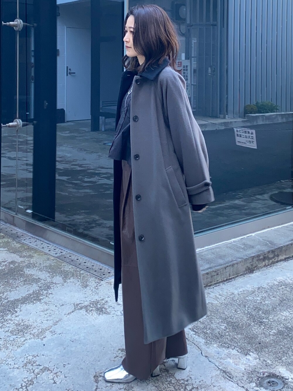 その他のステンカラーコートを着用したレディースの冬コーディネートの4枚目の写真
