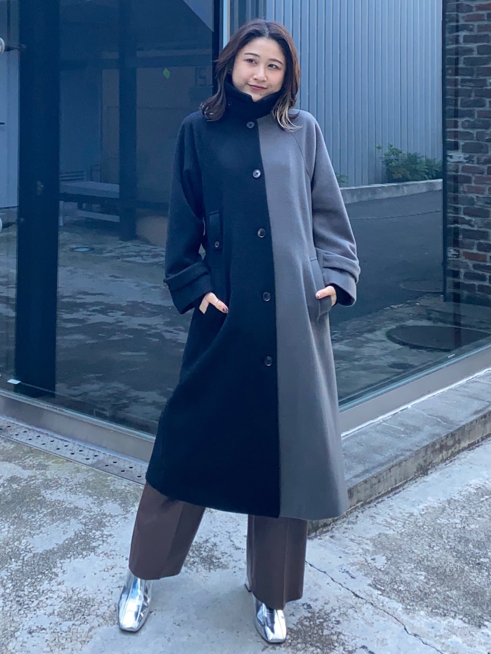 その他のステンカラーコートを着用したレディースの冬コーディネートの7枚目の写真