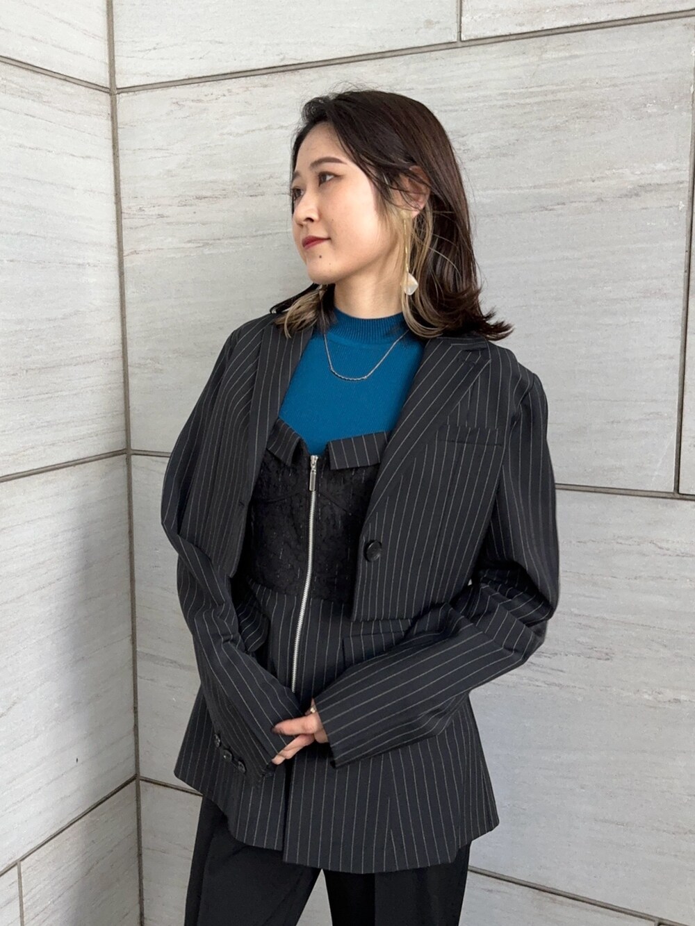 その他のテーラードジャケットを着用したレディースの冬コーディネートの5枚目の写真