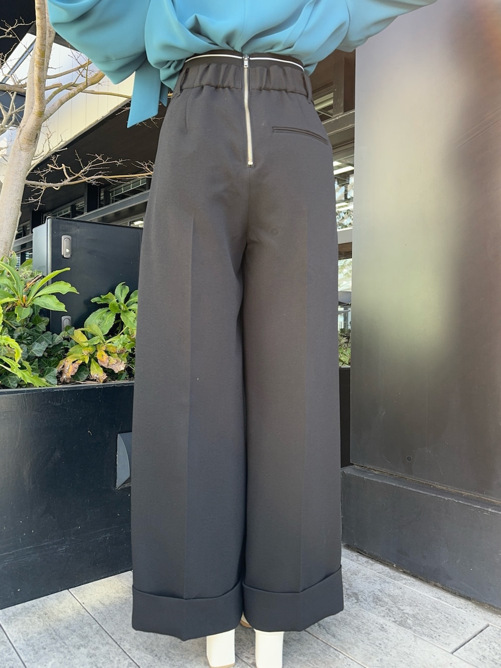 ブラック系のその他パンツ、ホワイト系のショルダーバッグを着用したレディースの冬コーディネートの5枚目の写真