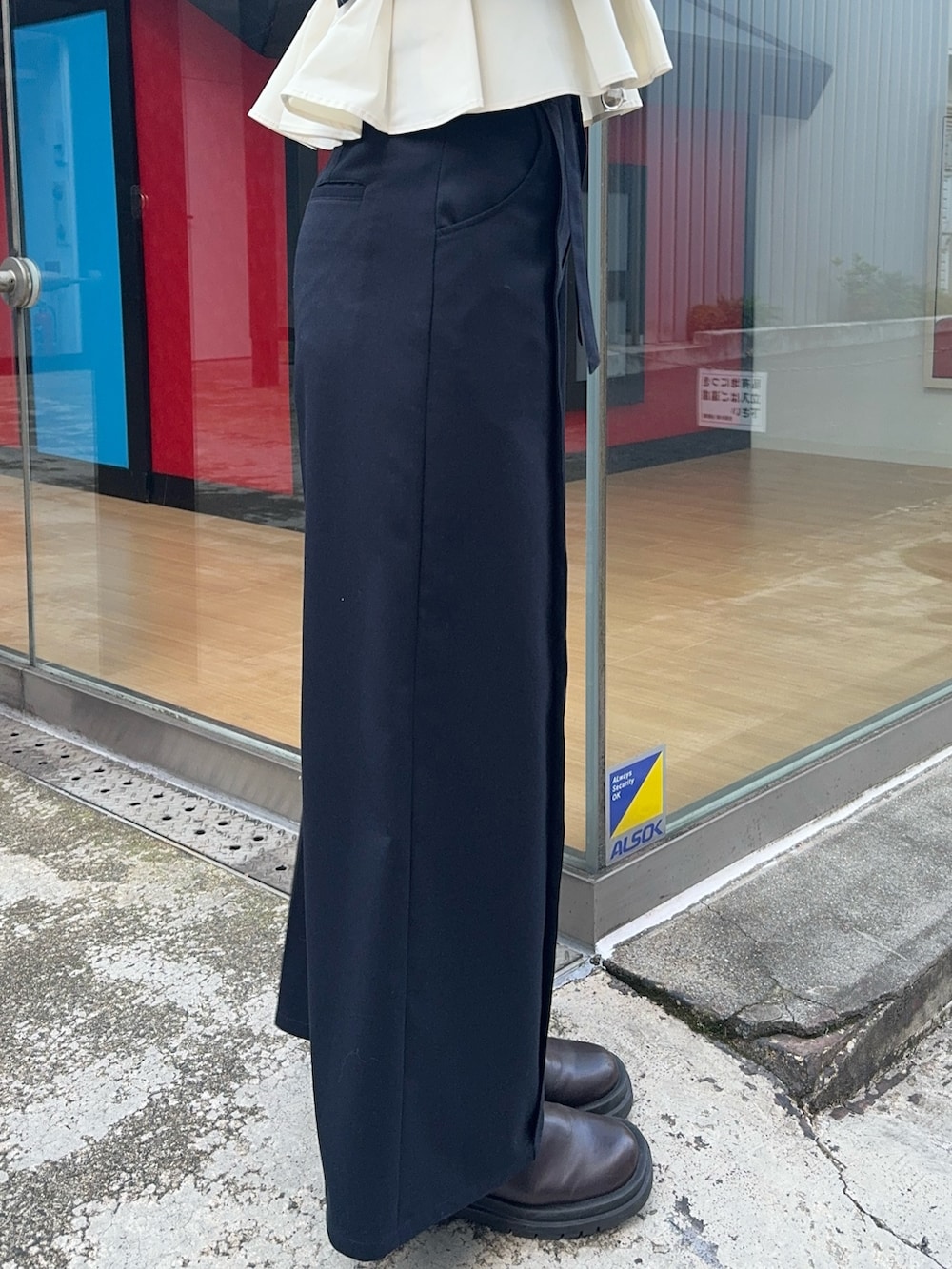 その他のテーラードジャケット、ベージュ系のニット/セーター、ホワイト系のその他トップスを着用したレディースの冬コーディネートの9枚目の写真