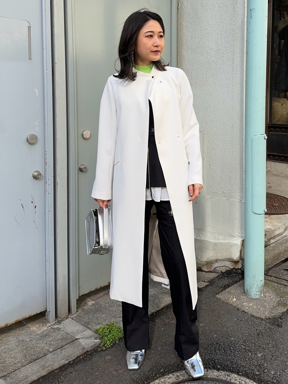 ベージュ系のその他アウターを着用したレディースの冬コーディネートの2枚目の写真