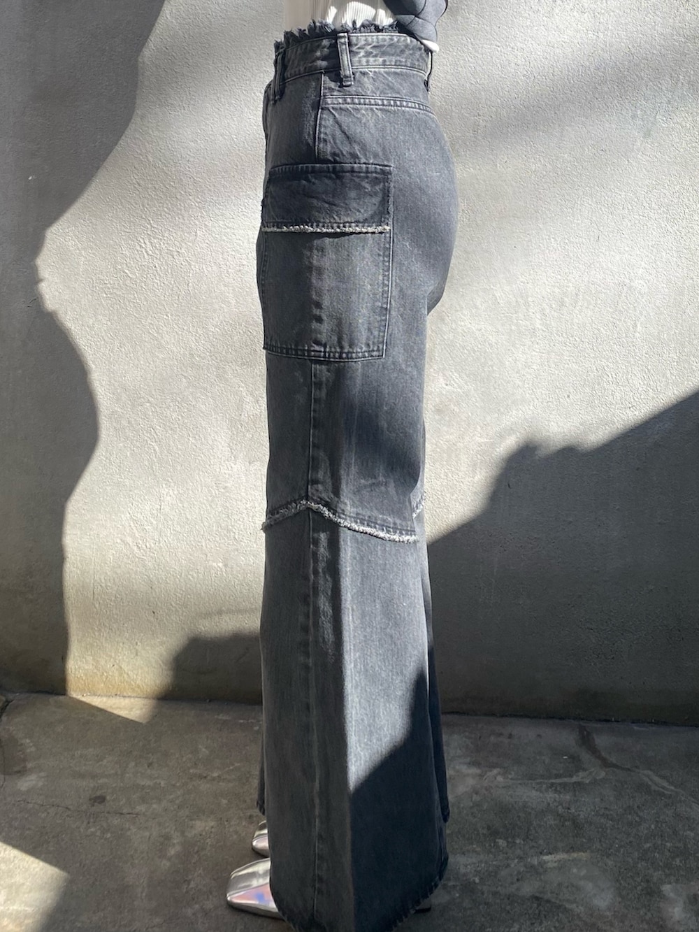 ホワイト系のTシャツ/カットソー、グレー系のパーカー、ブラック系のデニムパンツを着用したレディースの冬コーディネートの8枚目の写真