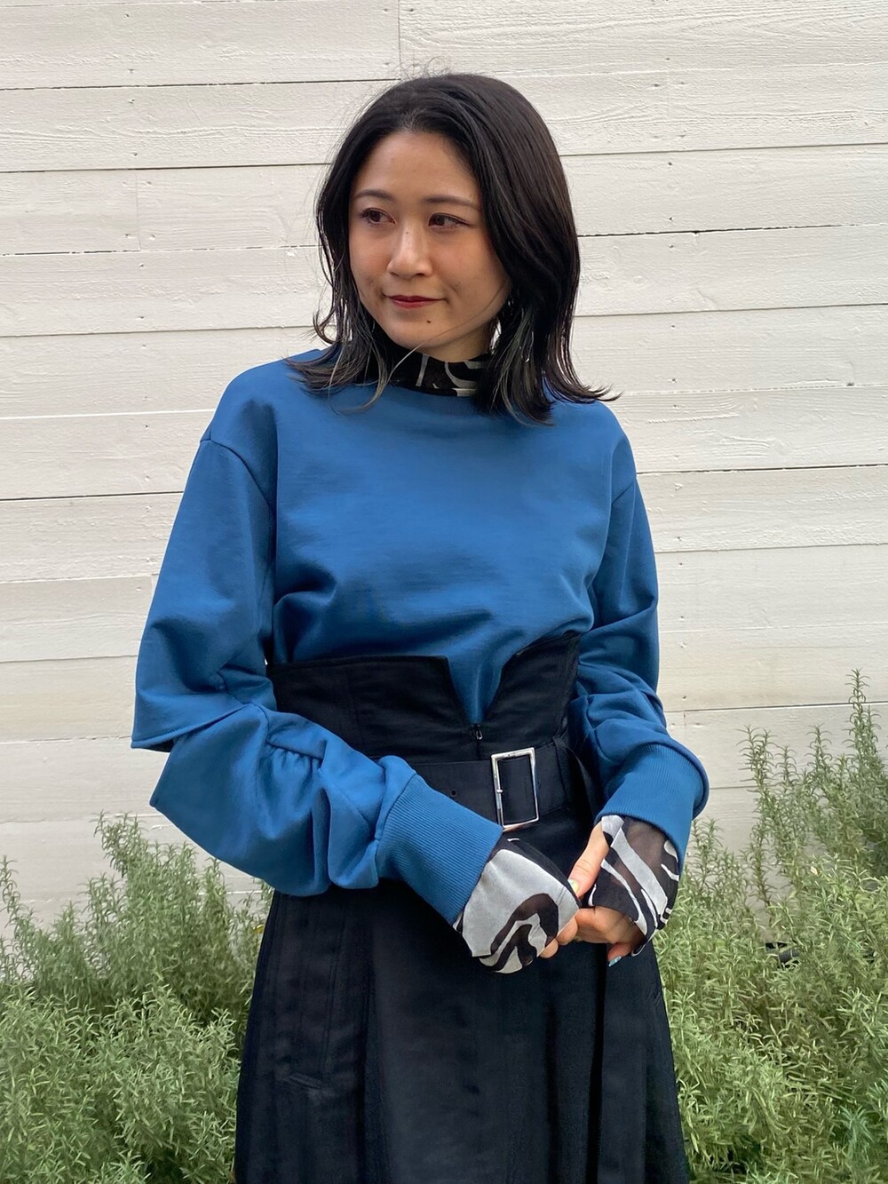 ブルー系のスウェット、ブラック系のスカート、その他のTシャツ/カットソーを着用したレディースの冬コーディネートの4枚目の写真