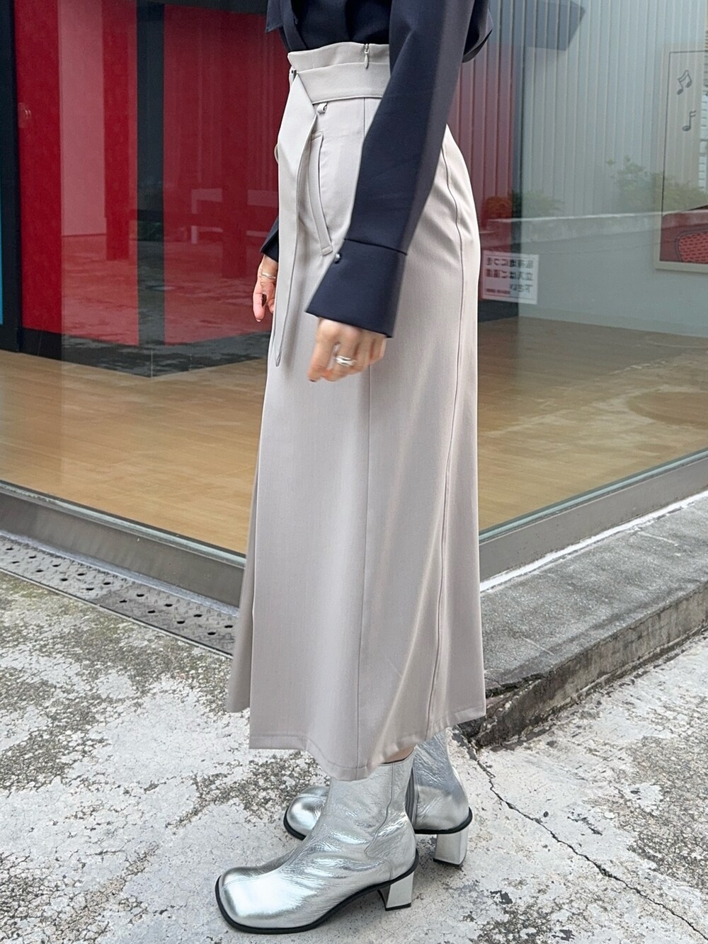 ベージュ系のスカート、ブルー系のシャツ/ブラウスを着用したレディースの冬コーディネートの8枚目の写真