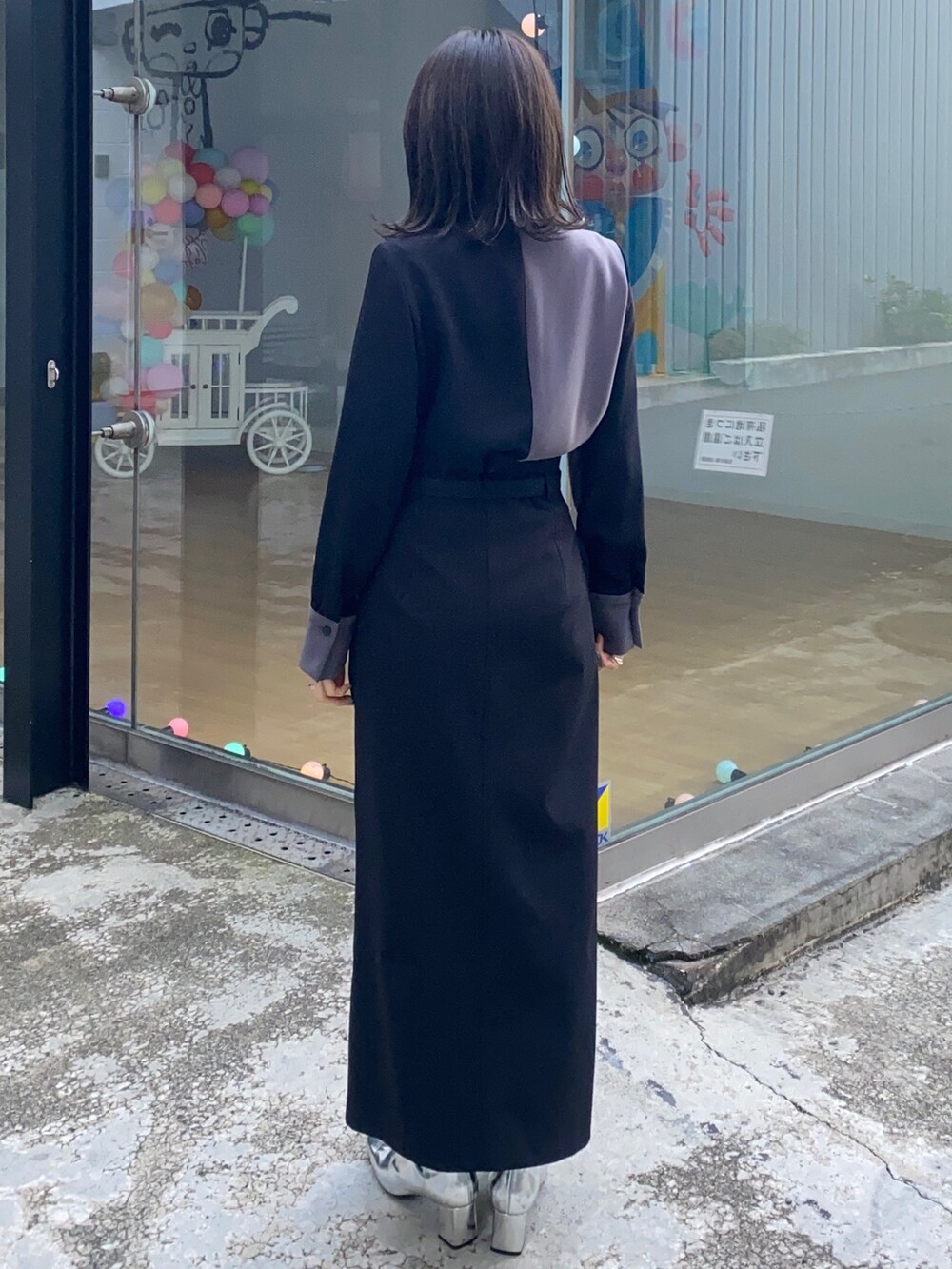 ブラック系のスカート、ブラック系のシャツ/ブラウスを着用したレディースの冬コーディネートの3枚目の写真