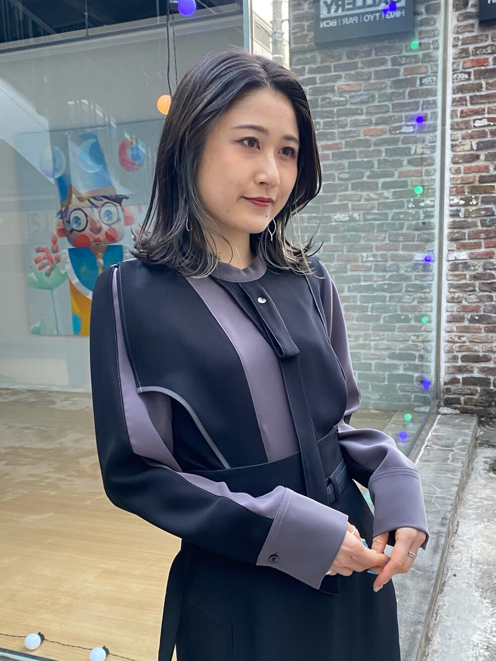 ブラック系のスカート、ブラック系のシャツ/ブラウスを着用したレディースの冬コーディネートの5枚目の写真