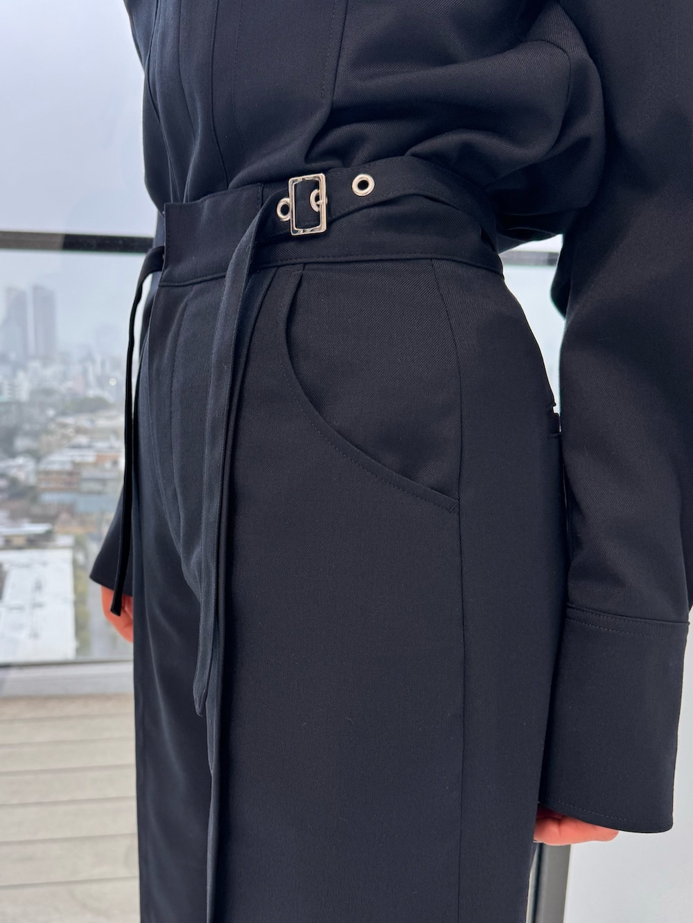 ブルー系のスラックス、ブルー系のシャツ/ブラウスを着用したレディースの冬コーディネートの10枚目の写真