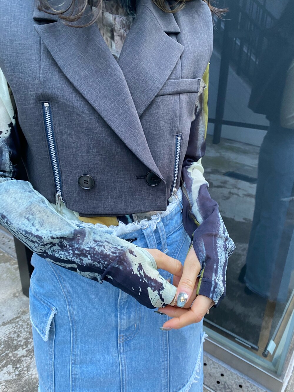 ブラック系のワンピース、ブラウン系のTシャツ/カットソーを着用したレディースの冬コーディネートの9枚目の写真