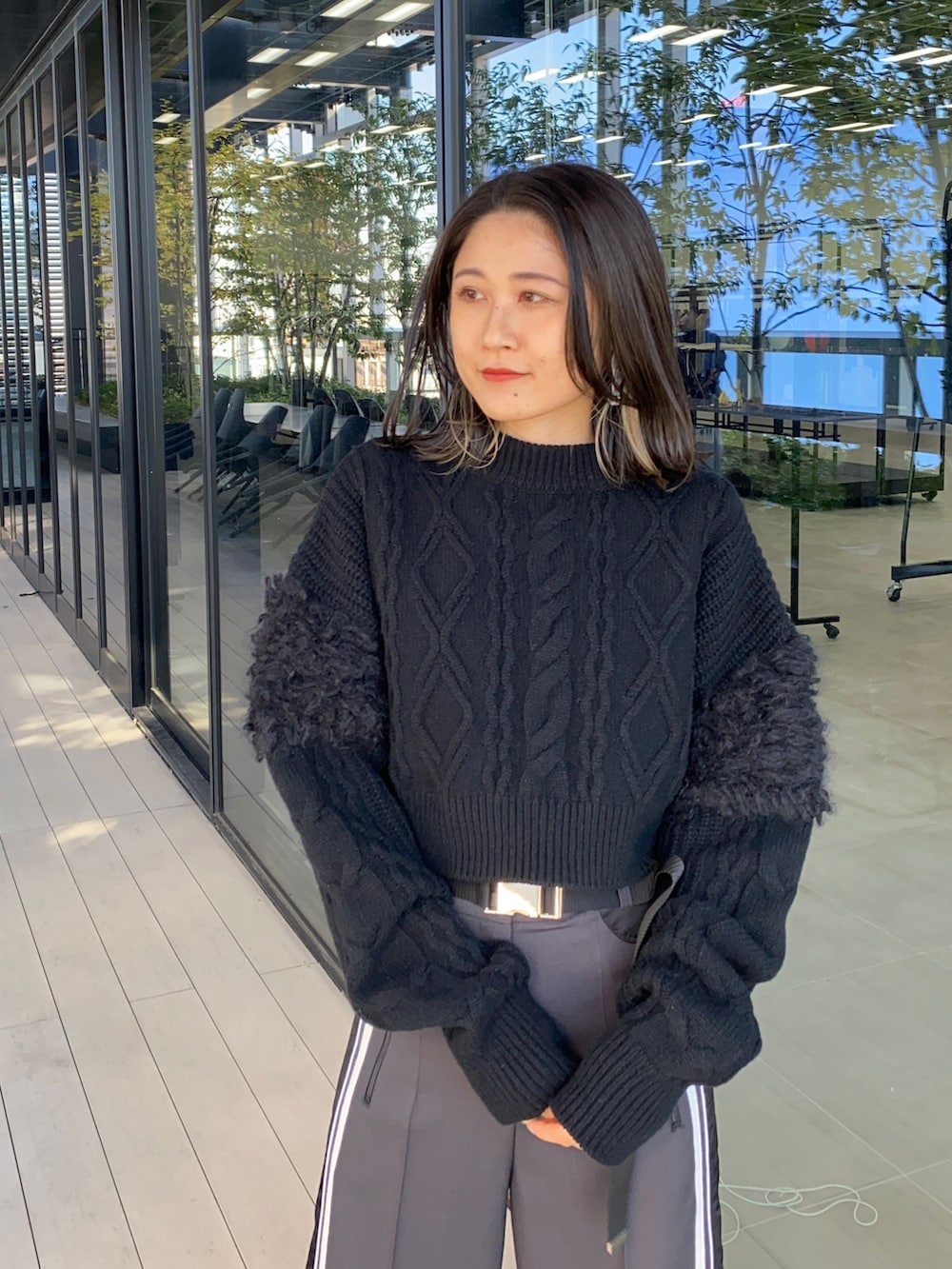 グレー系のその他パンツ、シルバー系のブーツを着用したレディースの冬コーディネートの5枚目の写真