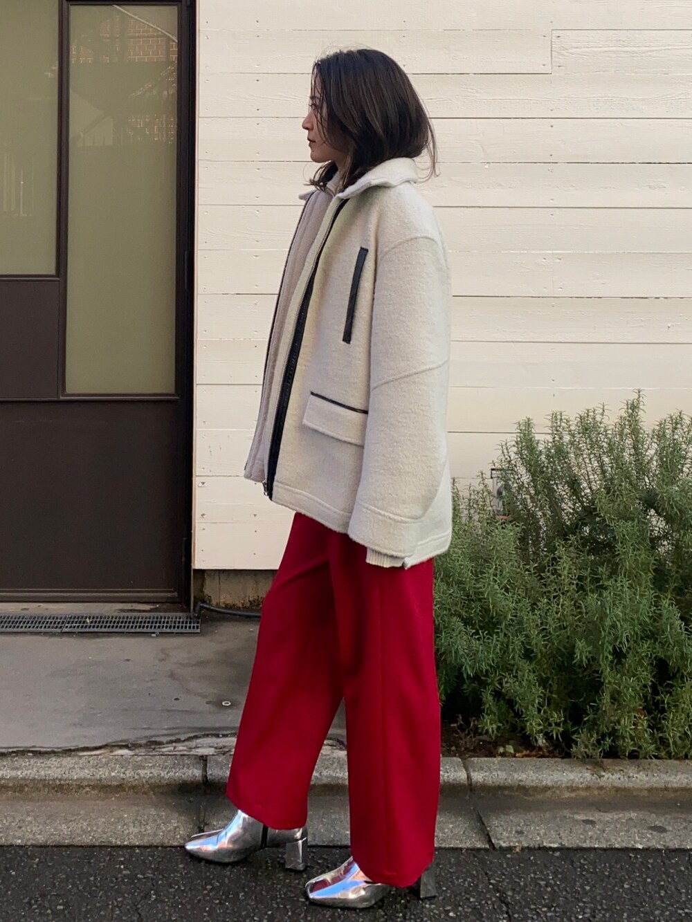 レッド系のその他パンツ、ホワイト系のニット/セーター、イエロー系のニット/セーターを着用したレディースの冬コーディネートの4枚目の写真