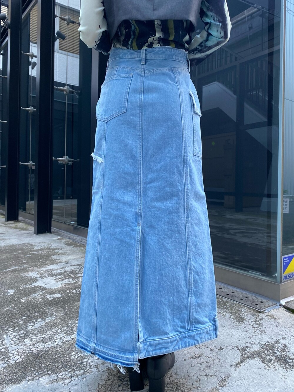 ブラック系のワンピース、ブラウン系のTシャツ/カットソーを着用したレディースの冬コーディネートの7枚目の写真