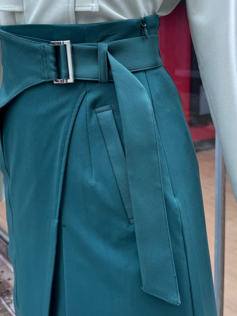 グリーン系のシャツ/ブラウス、グリーン系のスカートを着用したレディースの冬コーディネートの10枚目の写真