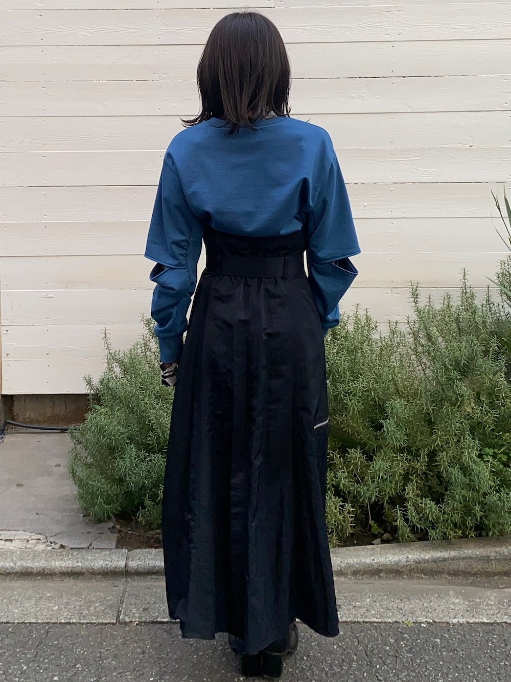 ブルー系のスウェット、ブラック系のスカート、その他のTシャツ/カットソーを着用したレディースの冬コーディネートの3枚目の写真