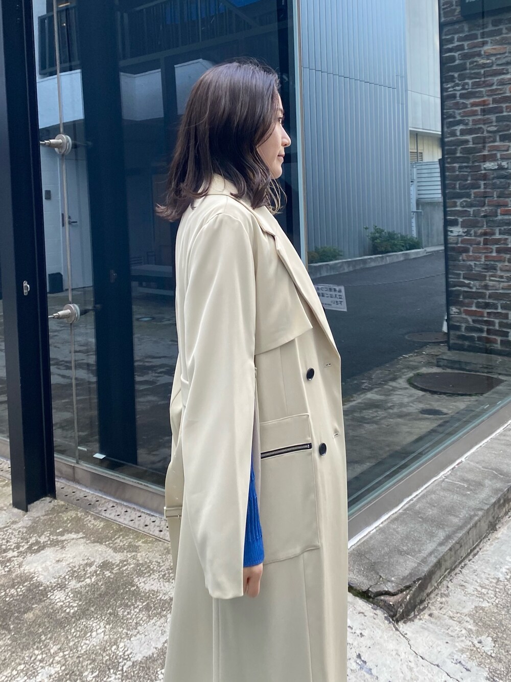 ベージュ系のトレンチコートを着用したレディースの冬コーディネートの5枚目の写真