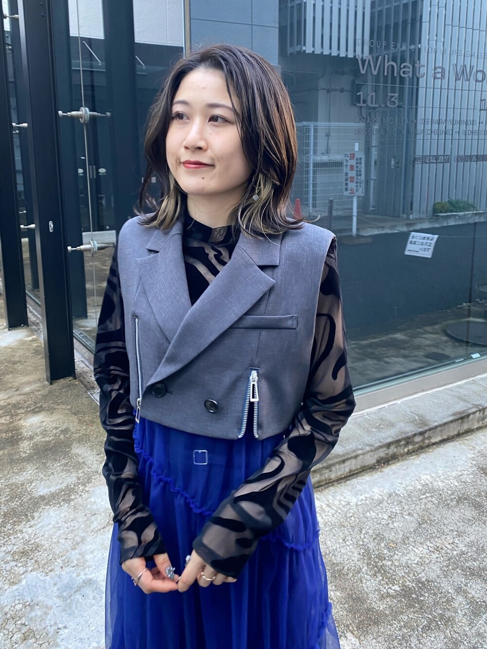 ブラック系のシャツ/ブラウス、ブラック系のワンピース、ブルー系のその他パンツを着用したレディースの冬コーディネートの5枚目の写真