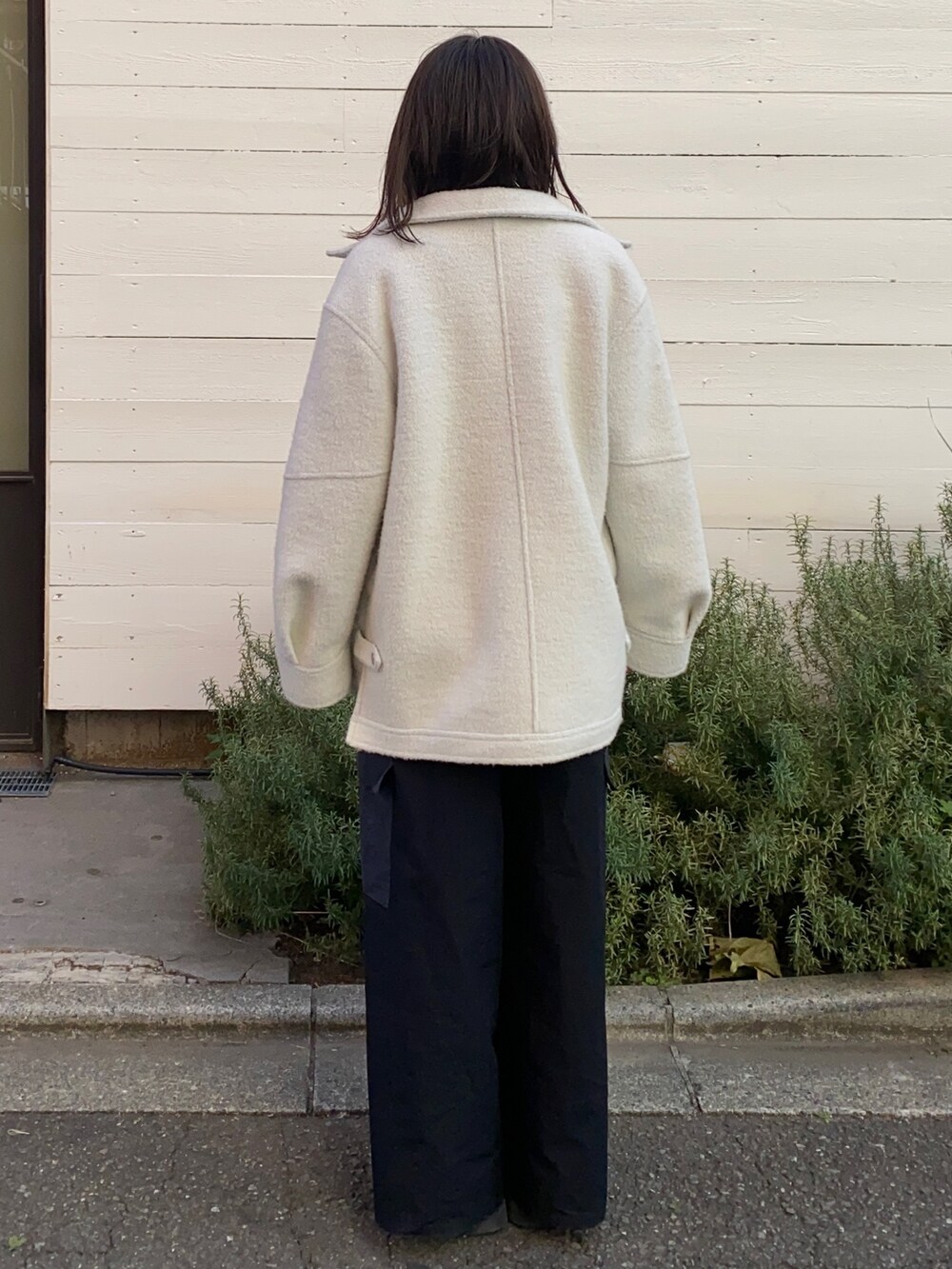 ホワイト系のブルゾンを着用したレディースの冬コーディネートの3枚目の写真