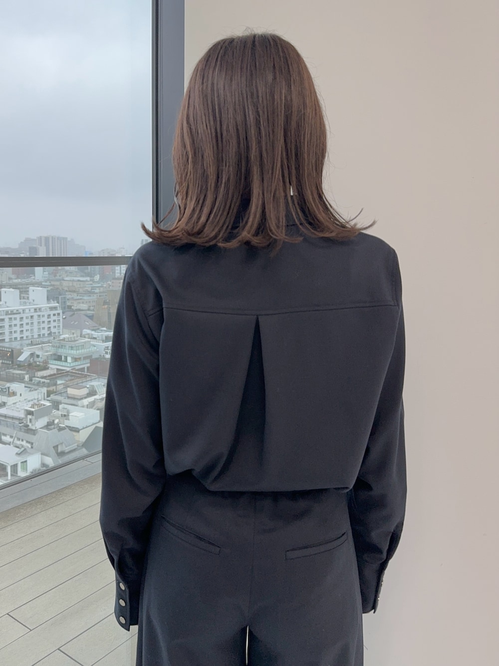 ブルー系のスラックス、ブルー系のシャツ/ブラウスを着用したレディースの冬コーディネートの6枚目の写真