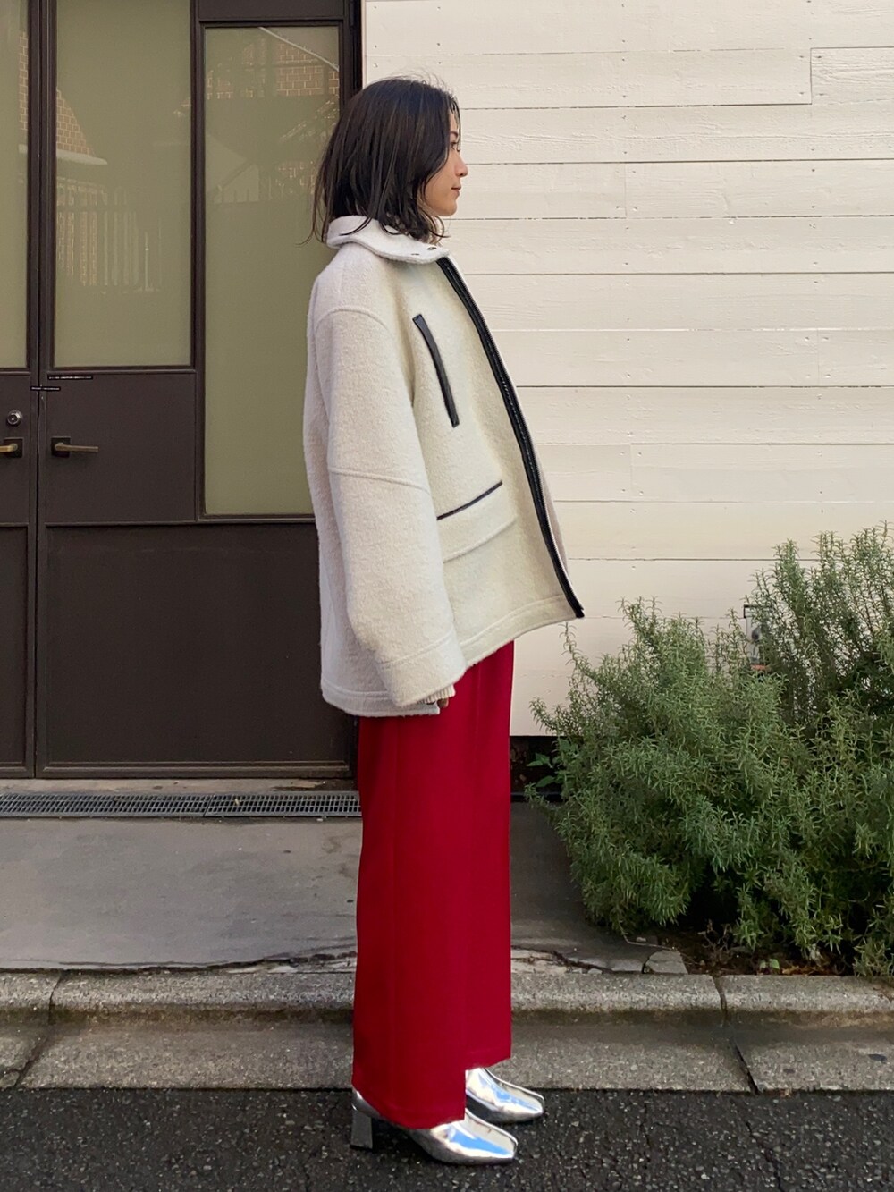 レッド系のその他パンツ、ホワイト系のニット/セーター、イエロー系のニット/セーターを着用したレディースの冬コーディネートの2枚目の写真