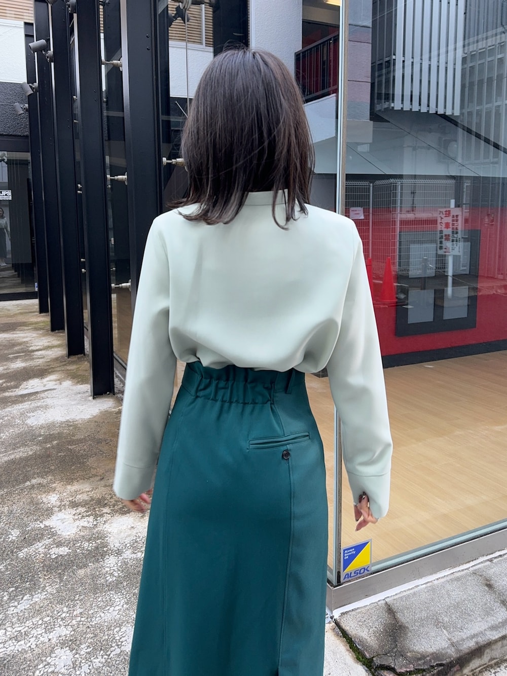 グリーン系のシャツ/ブラウス、グリーン系のスカートを着用したレディースの冬コーディネートの6枚目の写真