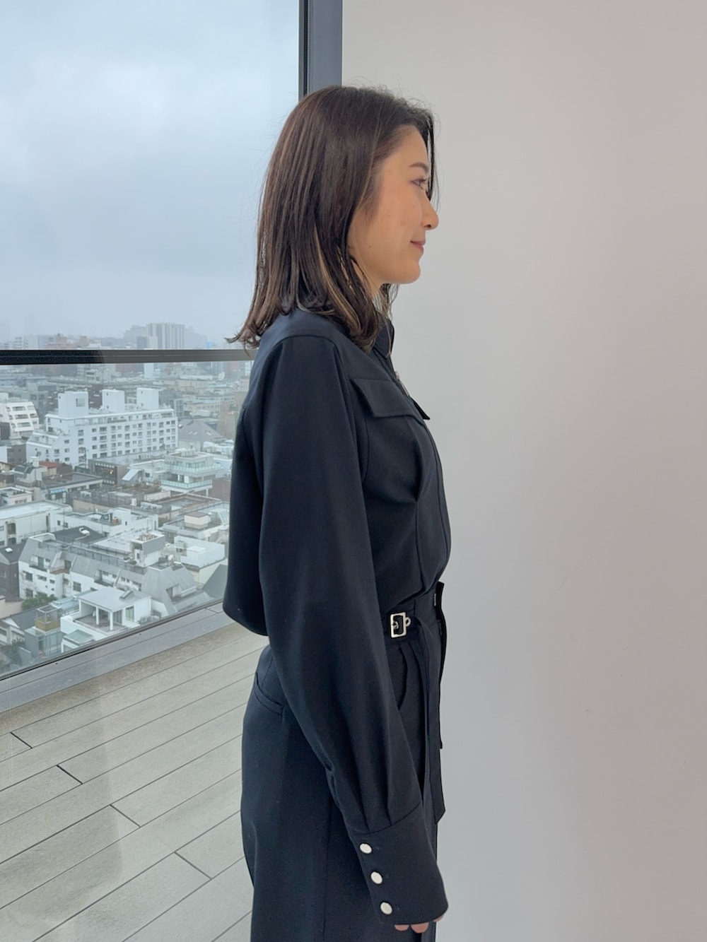 ブルー系のスラックス、ブルー系のシャツ/ブラウスを着用したレディースの冬コーディネートの5枚目の写真