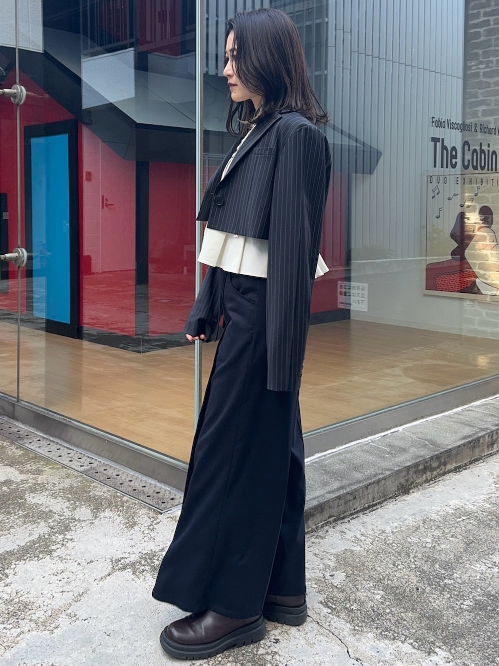 その他のテーラードジャケット、ベージュ系のニット/セーター、ホワイト系のその他トップスを着用したレディースの冬コーディネートの4枚目の写真