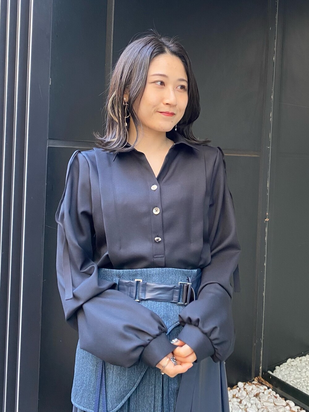 ブルー系のスカート、ブラック系のシャツ/ブラウス、その他のステンカラーコートを着用したレディースの冬コーディネートの6枚目の写真