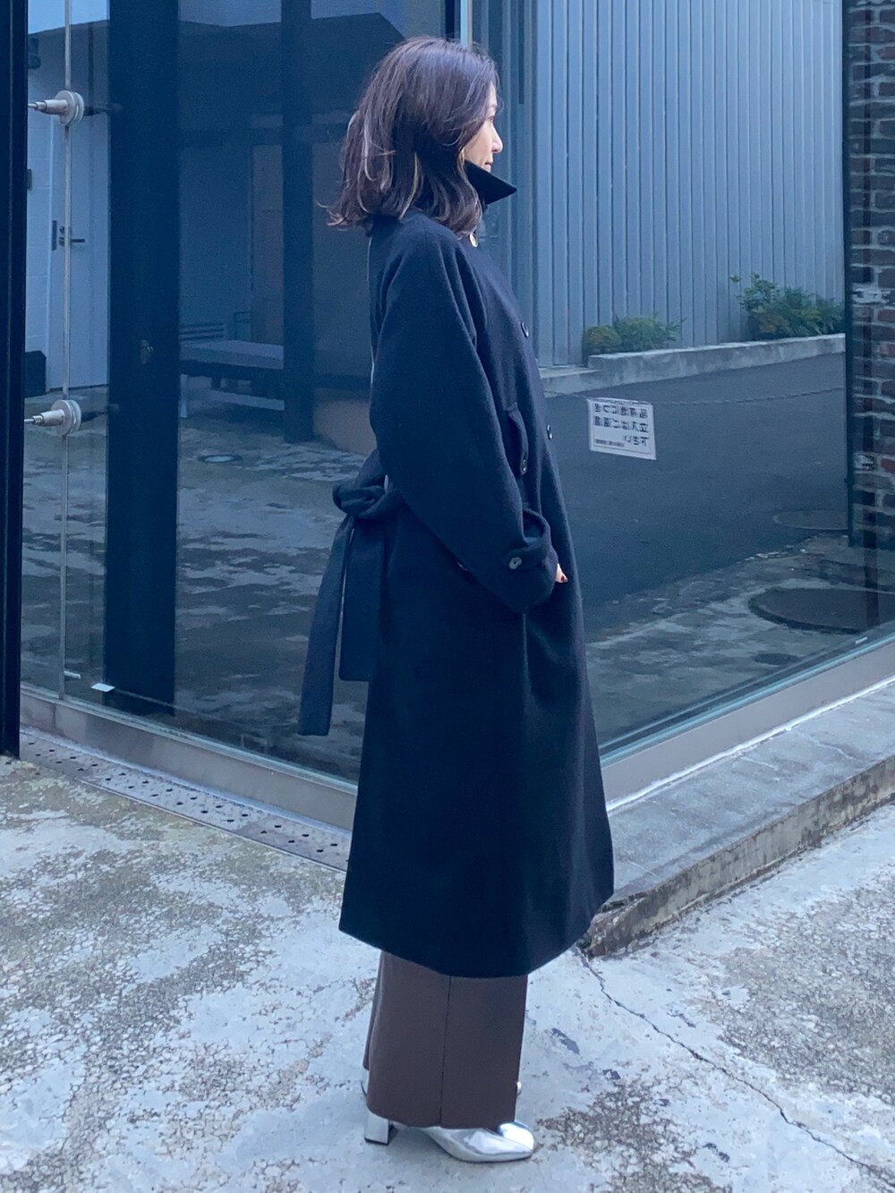 その他のステンカラーコートを着用したレディースの冬コーディネートの8枚目の写真