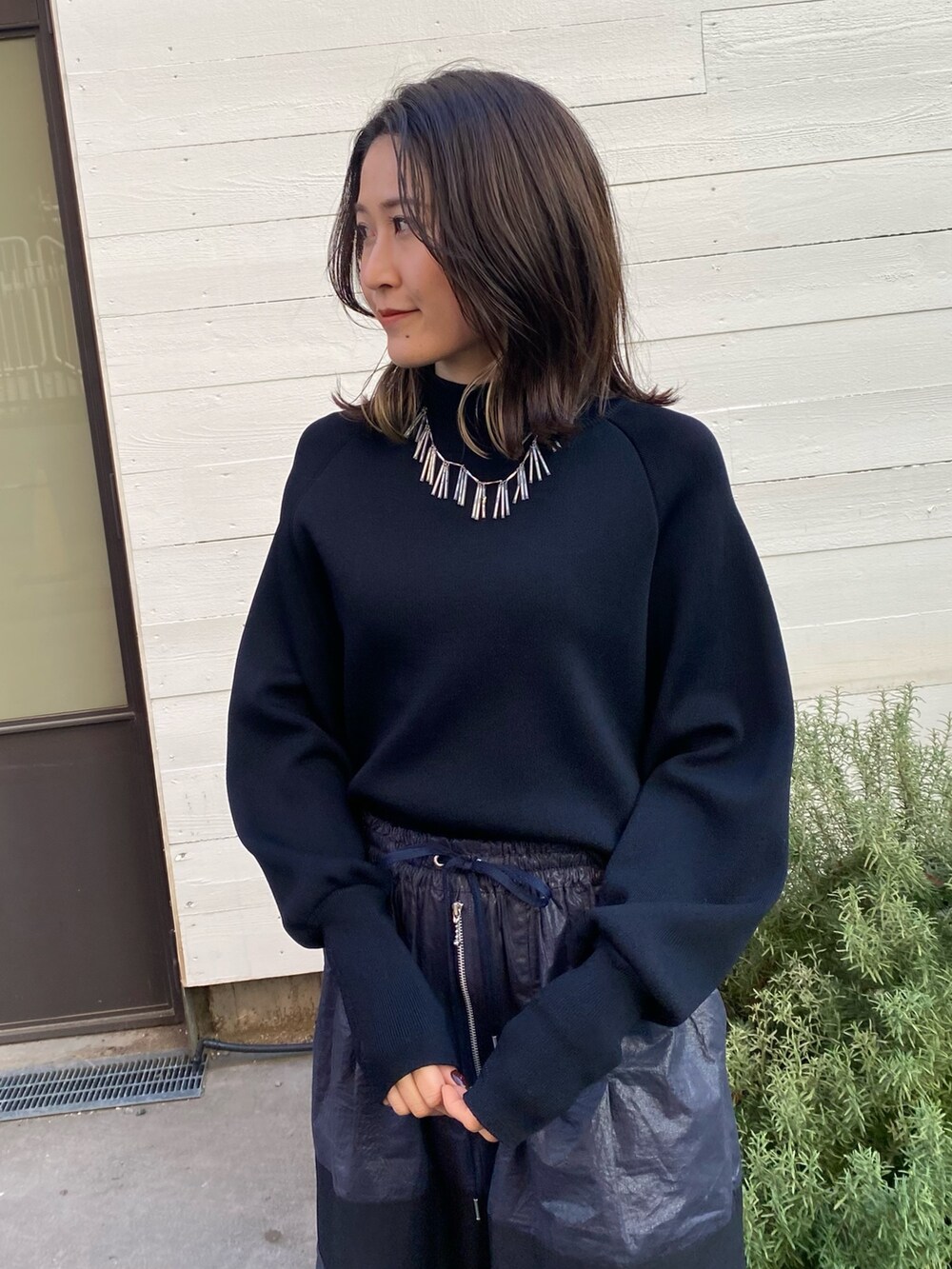 ブラック系のニット/セーター、ブルー系のその他パンツを着用したレディースの冬コーディネートの5枚目の写真