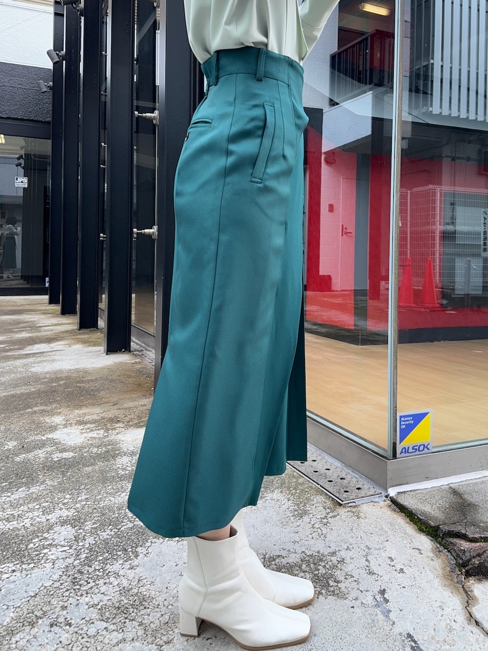 グリーン系のシャツ/ブラウス、グリーン系のスカートを着用したレディースの冬コーディネートの8枚目の写真