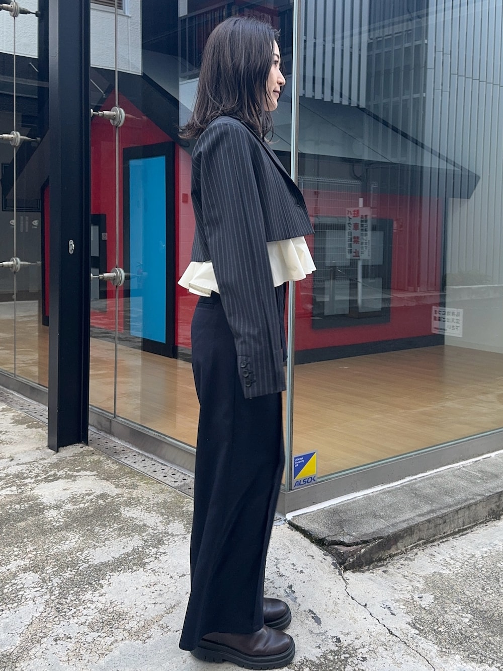 その他のテーラードジャケット、ベージュ系のニット/セーター、ホワイト系のその他トップスを着用したレディースの冬コーディネートの2枚目の写真