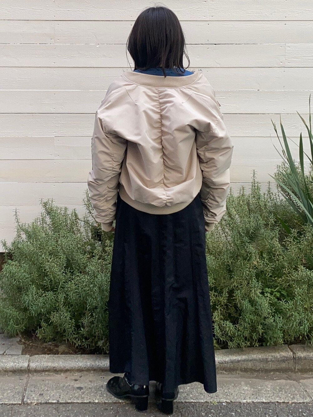 ホワイト系のMA-1を着用したレディースの冬コーディネートの4枚目の写真