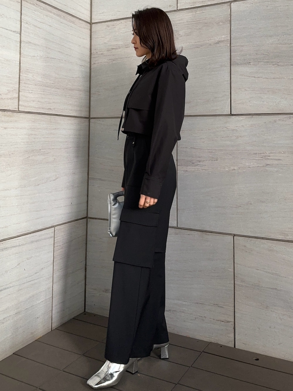 シルバー系のショルダーバッグ、ブラック系のカーゴパンツ、ブラック系のシャツ/ブラウスを着用したレディースの冬コーディネートの2枚目の写真